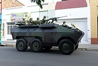 Militares do exército colombiano em um tanque.