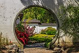 Gerbang bulan di Tanah Tersembunyi Ming, Hortus Haren, salah satu kebun botani tertua di Belanda