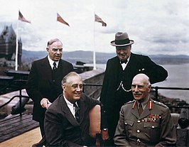 Staand: William Lyon Mackenzie King, Winston Churchill Zittend: Franklin D. Roosevelt, Alexander van Teck