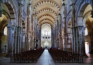 La abadía de Vézelay tiene grupos de pilares verticales que soportan arcos transversales y una bóveda de arista. El extremo oriental es de estilo gótico.