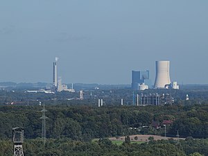 Kolencentrales Datteln, links de 3 oude, in 2014 stilgelegde centrales, rechts de nieuwe