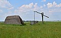 Ziehbrunnen und Schilfhütte am Darscho