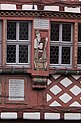 In das Fachwerk auf der Giebelseite geschnitzter Sauerkrautmann am Alten Rathaus in Büttelborn