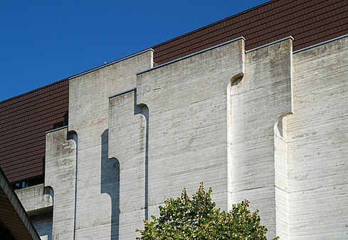 Les pilastres de l'ancienne bibliothèque des Sciences en forme d'équerres qui sont à l'origine du nom du musée.