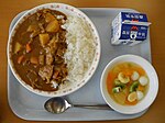 Curry och ris är en vanlig skollunch i Japan. Här serveras den med fruktsallad och mjölk.