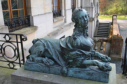 Classica sfinge da giardino del periodo della Régence - piombo, Château Empain, Enghien, Belgio.