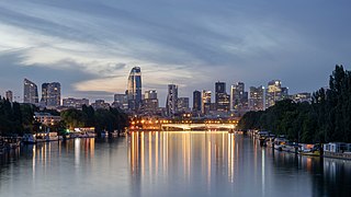 La Défense vue depuis la passerelle de l'Avre.