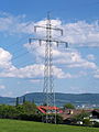 Donaumast: Die obere Traverse ist schmaler als die untere. Üblicherweise liegen zwei Leiter auf der unteren Traverse, einer auf der oberen.