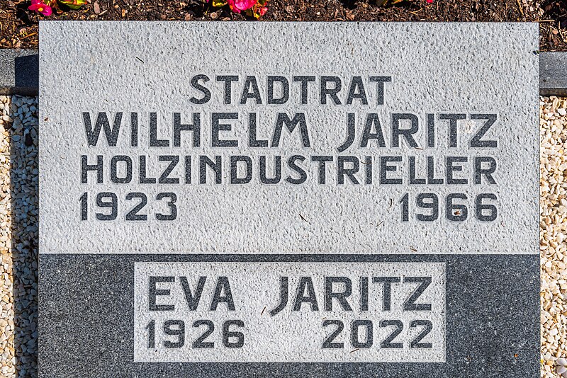 File:Ferlach Parkfriedhof Grabstätte Familie Jaritz Grabplatte 16092023 3971.jpg