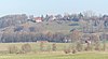 Ruine der Burg auf bewaldeter Bergkuppe (ganz links)