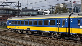 Een Intercityrijtuig in Beneluxtrein-kleuren. Dit is een Nederlands rijtuig met de logo's van beide betrokken treinmaatschappijen, NS en NMBS.