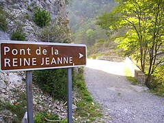 Vers le pont de la Reine Jeanne.