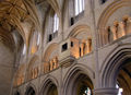 Triforium à quadruples arcatures réunies sous un arc de décharge, abbaye de Malmesbury.