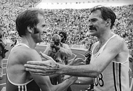 Robert de Castella (rechts) wordt door Waldemar Cierpinski gefeliciteerd met zijn overwinning op de marathon tijdens het WK 1983 in Helsinki.