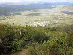 A Casa de Pedra (no meio da foto) vista do Mirante do Canto, em Martins