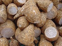 Cormes de taro sur un marché de l'île de La Réunion (France).