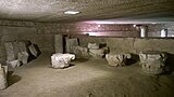 Photo du dépôt lapidaire des chapiteaux et corniches de la cathédrale romane