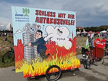 Plakat von Markus Söder und der Autolobby