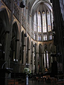 Chœur (1248–1304) de la cathédrale de Cologne, gothique rayonnant (triforium avec fenêtres).