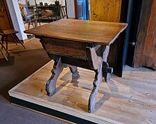 Table à piétement en X-Musée alsacien de Strasbourg (3).jpg