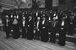 Landwehr (links) bij de uitreiking van het eredoctoraat van de Universiteit van Amsterdam (1985)