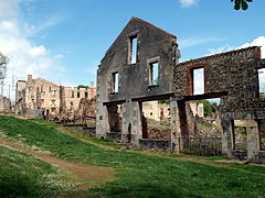 Façades, au bas du village.