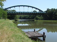 Le canal de Briare à la Cognardière et le pont en « arc » de franchissement du canal par l'A77.