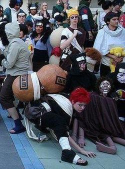 Cosplay de Gaara au centre avec les autres membres dans l'univers de la série Naruto.