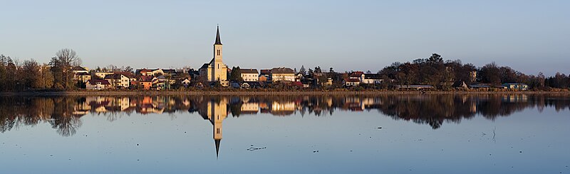 Panoramo de urbo Dolní Benešov trans fiŝlago Nezmar