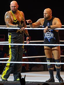 Eylül 2016'da Luke Gallows (solda) ve Karl Anderson (sağda)