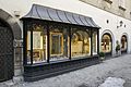 Devanture d'un vieux magasin dans une ruelle de Vienne (vitrine et entrée).