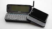 開いた状態のNokia 9000（左）