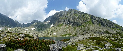 Batizovská dolina – v popředí Batizovské pleso, v pozadí Gerlachovský štít