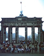 Ost-Berliner beobachten Demonstranten auf der Berliner Mauer, Dezember 1989