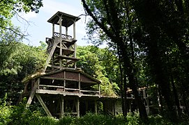 Le chevalement du puits de Sauwartan à Dour, totalement construit en béton.