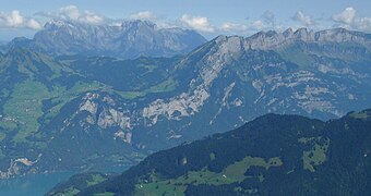 Vom Rautispitz liegen die Chur­firsten wie eine Schlange da, im Hinter­grund das Alpstein-Massiv