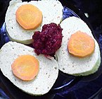 Gefilte fish con chrain rojo