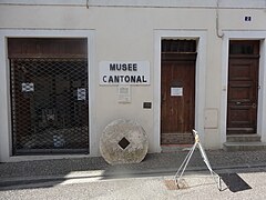 Photographie en couleur d'un musée.