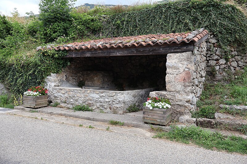 File:Lavoir (Valgorge).jpg