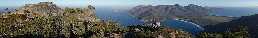 Wineglass Bay set fra Mount Amos ved Freycinet National Park