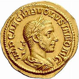 Aureus met de gelauwerde kop van Volusianus. De legende leest IMP CAE C VIB VOLVSIANO AVG