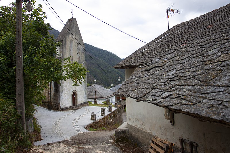 File:Larón, Cangas del Narcea.jpg