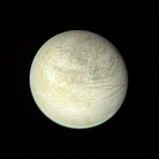 O satélite natural Europa com evidências geológicas fotografada a uma distância de 2,8 milhões de km.