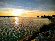 L'image contient de le port de plaisance du village vendéen de Jard sur Mer, avec le soleil couchant en fond.