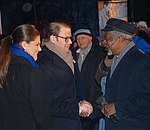 Prins Daniel hälsar på Kofi Annan på Förintelsens minnesdag den 27 januari 2012.