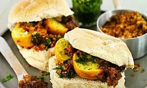 Le Vada Pav (Paõ) est un sandwich originaire et emblématique de l'État. Il témoigne de l'influence portugaise dans la région.