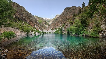 Lac sur un affluent de la Tchirtchik, dans la province de Tachkent (Ouzbékistan). (définition réelle 10 649 × 5 990)