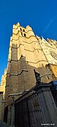 Catedral de León desde calle Cardenal Landázuri.jpg