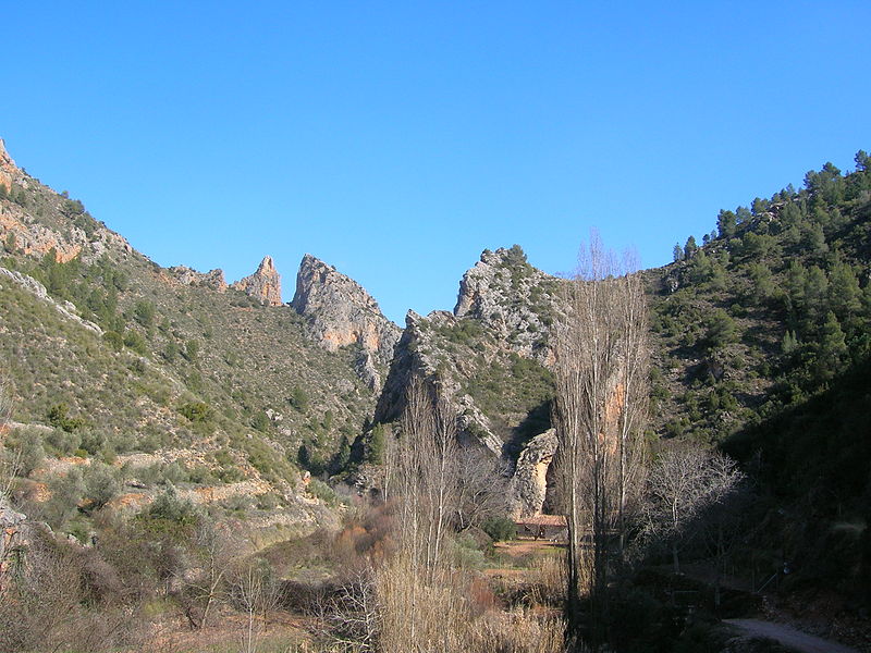 File:Inmediaciones del paraje del Batanero (o El Batán), en Bogarra, Albacete, España.jpg