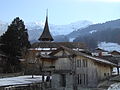 Kirche, davor eine alte Sägi